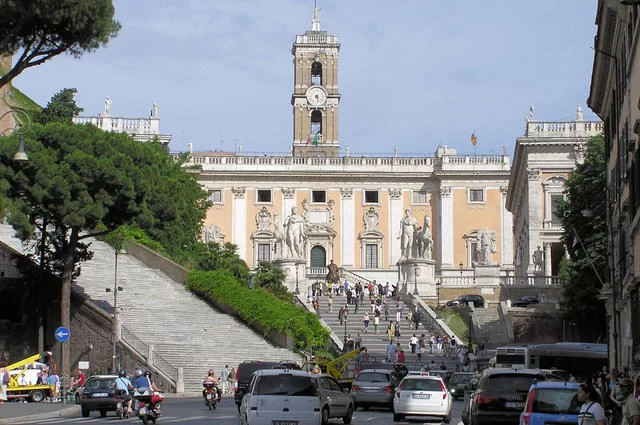 Автор: Arpingstone - собственная работа, Общественное достояние, https://commons.wikimedia.org/w/index.php?curid=2355897 Капитолий холм